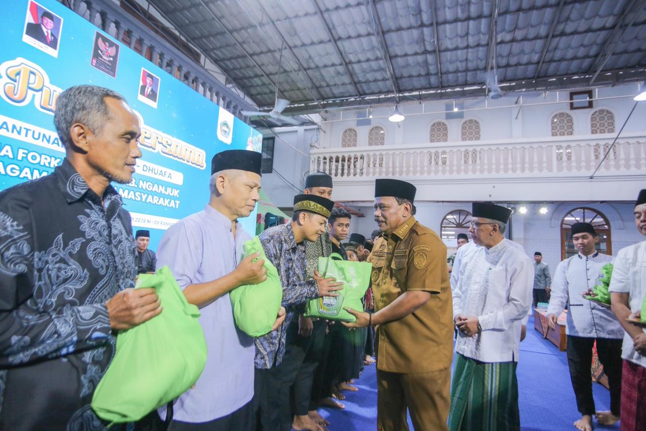 Bupati Nganjuk Marhaen Djumadi menyerahkan santunan kepada warga dalam kegiatan buka puasa bersama dan santunan anak yatim dhuafa di Pondok Pesantren Al Ubaidah