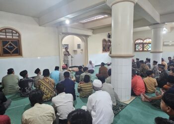 Purnawirawan Densus 88 Antiteror memberikan edukasi kepada santri dan warga LDII Magetan di Pondok Pesantren Baitul ‘Ulum Al-Islami, Plaosan, Magetan, Jumat (30/1/2026). Foto: Dok. LINES Magetan