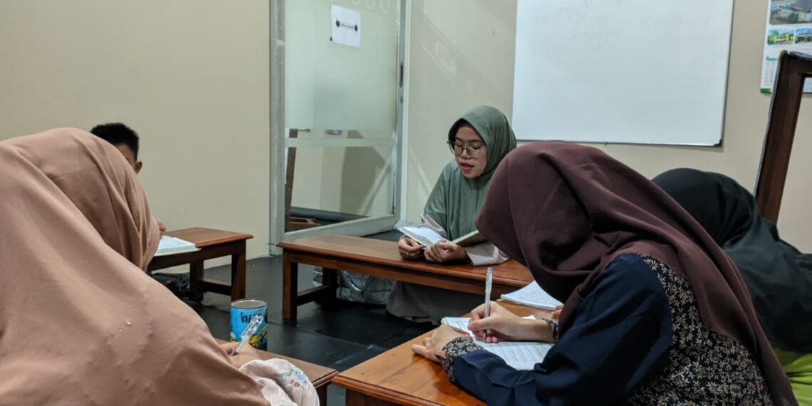 generusldiigununganyarsurabaya | LDII JAWA TIMUR Generus PAC LDII Gunung Anyar mengikuti pengajian tentang ibadah kurban di Gedung TPQ Nurul Hikmah Surabaya Rabu 281 Foto Dok LINES Surabaya