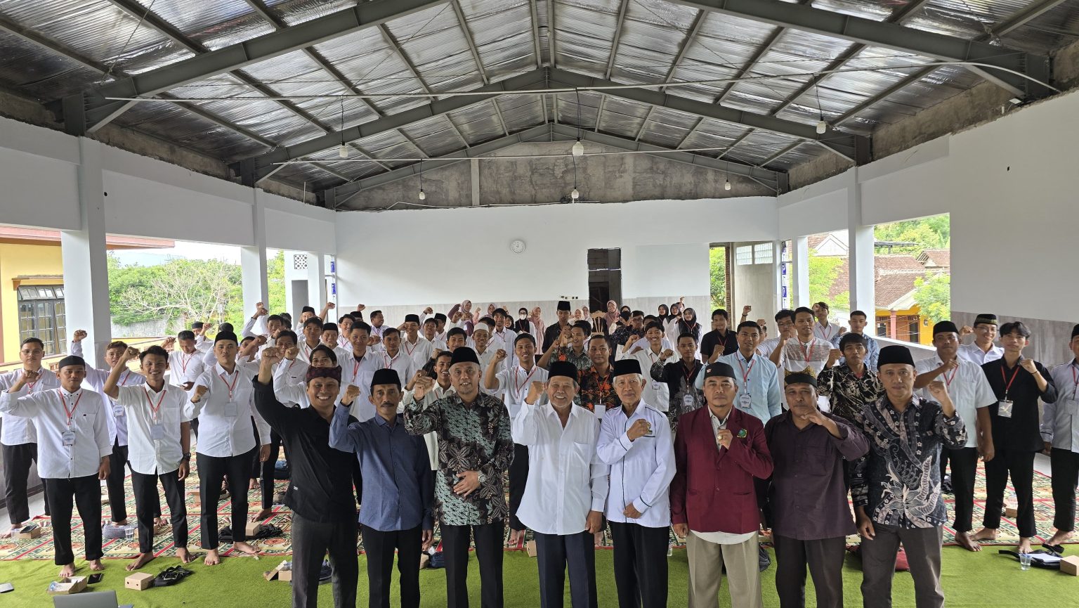 Peserta kegiatan kaderisasi pemuda LDII Banyuwangi berfoto bersama usai pelaksanaan kegiatan di Gedung PPG Desa Setail Kecamatan Genteng Banyuwangi Minggu 122026 Foto Dok LINES Banyuwangi