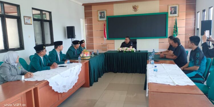 kajarimalangbersamaldii | LDII JAWA TIMUR Pengurus DPD LDII Kabupaten Malang bersilaturahim dengan Kepala Kejaksaan Negeri Kabupaten Malang Fahmi bersama jajaran di ruang pertemuan Kejari Jumat 622026 Foto Dok LINES Malang