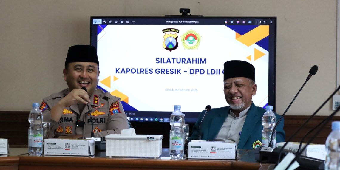 Kapolres Gresik AKBP Ramadhan Nasution kiri berbincang dengan Ketua DPD LDII Gresik Abdul Muis Zuhry kanan di kantor DPD LDII Gresik Rabu 1822026 Pertemuan tersebut membahas penguatan sinergi kamtibmas menjelang Ramadhan 1447 H Foto Dok LINES Gresik