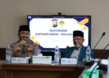 Kapolres Gresik AKBP Ramadhan Nasution kiri berbincang dengan Ketua DPD LDII Gresik Abdul Muis Zuhry kanan di kantor DPD LDII Gresik Rabu 1822026 Pertemuan tersebut membahas penguatan sinergi kamtibmas menjelang Ramadhan 1447 H Foto Dok LINES Gresik