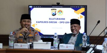 Kapolres Gresik AKBP Ramadhan Nasution kiri berbincang dengan Ketua DPD LDII Gresik Abdul Muis Zuhry kanan di kantor DPD LDII Gresik Rabu 1822026 Pertemuan tersebut membahas penguatan sinergi kamtibmas menjelang Ramadhan 1447 H Foto Dok LINES Gresik
