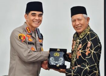 Kapolresta Banyuwangi Kombes Pol Rofiq Ripto Himawan (kiri) menyerahkan cenderamata kepada Ketua DPD LDII Banyuwangi Astro Junaedi dalam kunjungan silaturahmi guna memperkuat sinergi menjaga kamtibmas di Banyuwangi. Foto: Dok. LINES Banyuwangi