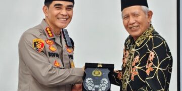 Kapolresta Banyuwangi Kombes Pol Rofiq Ripto Himawan kiri menyerahkan cenderamata kepada Ketua DPD LDII Banyuwangi Astro Junaedi dalam kunjungan silaturahmi guna memperkuat sinergi menjaga kamtibmas di Banyuwangi Foto Dok LINES Banyuwangi