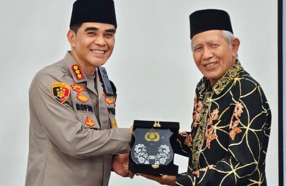 Kapolresta Banyuwangi Kombes Pol Rofiq Ripto Himawan kiri menyerahkan cenderamata kepada Ketua DPD LDII Banyuwangi Astro Junaedi dalam kunjungan silaturahmi guna memperkuat sinergi menjaga kamtibmas di Banyuwangi Foto Dok LINES Banyuwangi