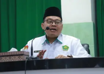 Kepala Kantor Kementerian Agama Kabupaten Nganjuk, Abdul Rahman, memberikan pembekalan moderasi beragama kepada ratusan santri Pondok Pesantren Al Ubaidah Kertosono. Dok: LINES Jatim.
