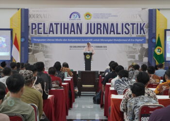 Kepala Dinas Komunikasi dan Informatika Jawa Timur Sherlita Ratna Dewi Agustin membuka Pelatihan Jurnalistik LDII Jawa Timur pada Sabtu 7 Februari 2026 Kegiatan berlangsung di GSG Sabilurrosyidin Surabaya sebagai upaya memperkuat literasi media dan menangkal disinformasi Foto Dok LINES Jatim