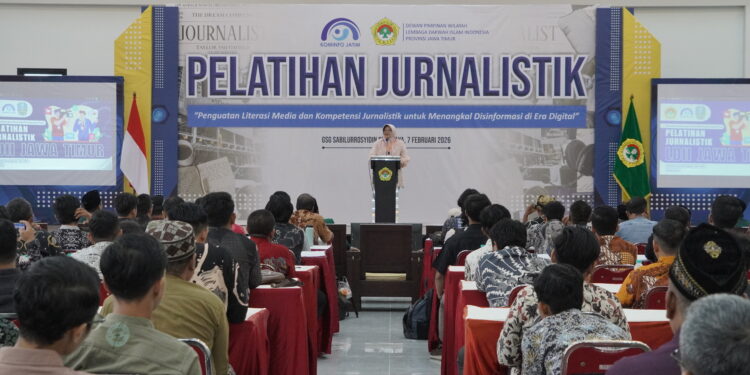 kepaladiskominfojatimmembukapelatihanjurnalistikldii | LDII JAWA TIMUR Kepala Dinas Komunikasi dan Informatika Jawa Timur Sherlita Ratna Dewi Agustin membuka Pelatihan Jurnalistik LDII Jawa Timur pada Sabtu 7 Februari 2026 Kegiatan berlangsung di GSG Sabilurrosyidin Surabaya sebagai upaya memperkuat literasi media dan menangkal disinformasi Foto Dok LINES Jatim