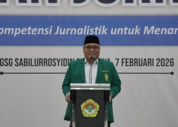 Ketua DPW LDII Jawa Timur Moch Amrodji Konawi menyampaikan sambutan dalam Pelatihan Jurnalistik di GSG Sabilurrosyidin Surabaya Sabtu 722026 dengan menegaskan peran jurnalis dalam menyampaikan informasi yang benar dan berimbang Foto Dok LINES Jatim