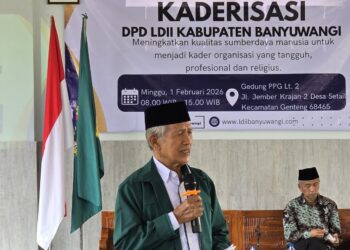 Ketua DPD LDII Banyuwangi Astro Junaedi menyampaikan sambutan pada kegiatan kaderisasi pemuda di Gedung PPG Desa Setail, Kecamatan Genteng, Banyuwangi, Minggu (1/2/2026). Foto: Dok. LINES