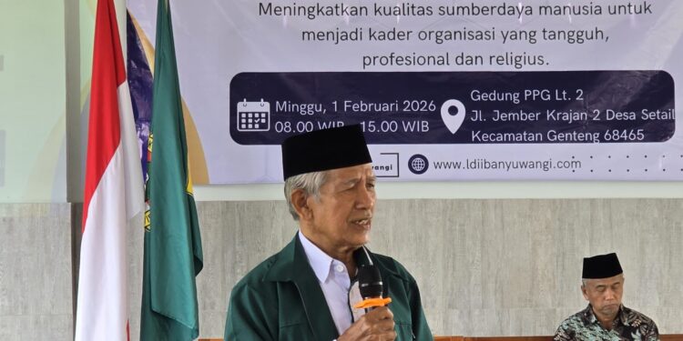 Ketua DPD LDII Banyuwangi Astro Junaedi menyampaikan sambutan pada kegiatan kaderisasi pemuda di Gedung PPG Desa Setail Kecamatan Genteng Banyuwangi Minggu 122026 Foto Dok LINES