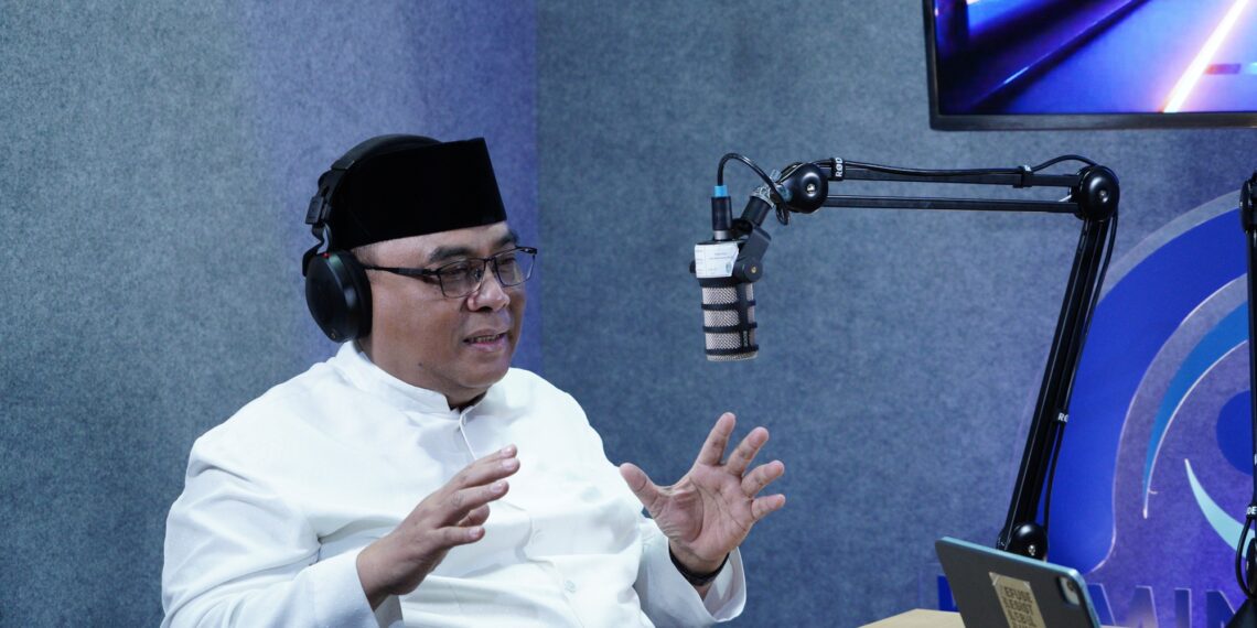 Ketua DPW LDII Jawa Timur H Moch Amrodji Konawi menjadi narasumber Podcast Ruang Informasi episode ke 89 di Studio Kominfo Jawa Timur Selasa 102 mengulas Lima Sukses Ramadan Foto Dok LINES Jatim