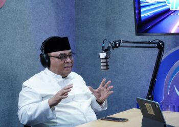 Ketua DPW LDII Jawa Timur, H. Moch. Amrodji Konawi, menjadi narasumber Podcast Ruang Informasi episode ke-89 di Studio Kominfo Jawa Timur, Selasa (10/2), mengulas Lima Sukses Ramadan. Foto: Dok. LINES Jatim