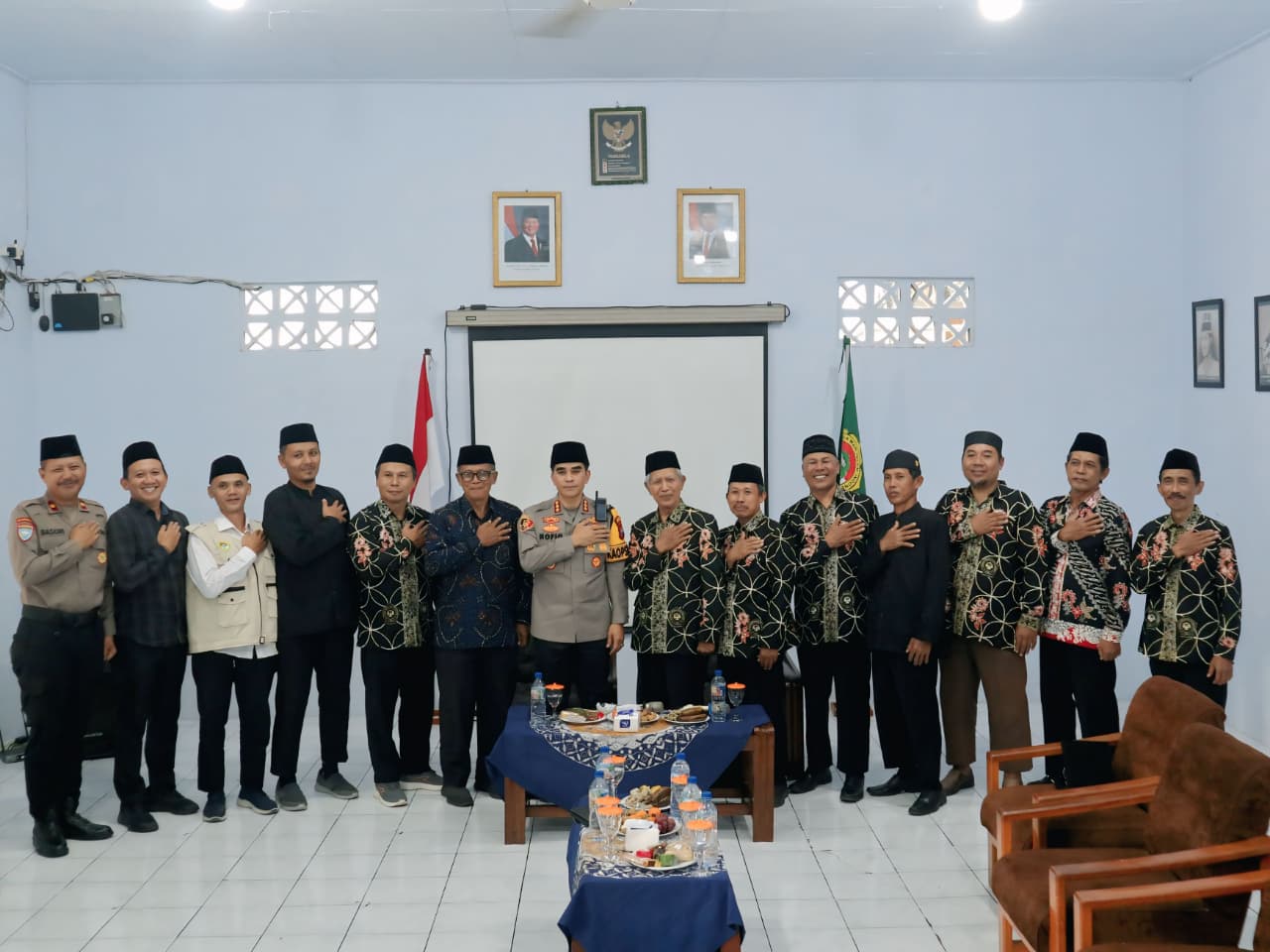 Kapolresta Banyuwangi Kombes Pol Rofiq Ripto Himawan bersama pengurus DPD LDII Banyuwangi saat silaturahim yang membahas penguatan sinergi menjaga kamtibmas di Banyuwangi Foto Dok LINES Banyuwangi