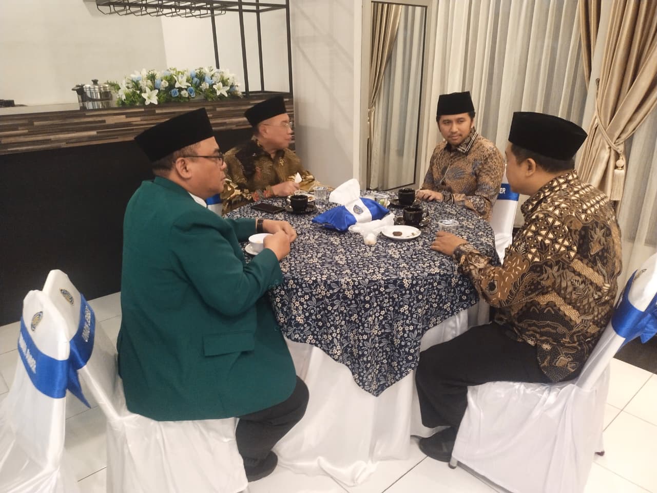 Ketua LDII Jawa Timur H Moch Amrodji Konawi kiri bersama Ketua PWM Jatim Prof Sukadiono dan Wakil Gubernur Jawa Timur Emil Elestianto Dardak usai kegiatan Kajian Ramadhan Foto LINES Jember