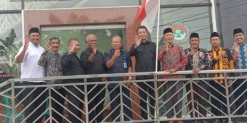 Kepala Bakesbangpol Kabupaten Banyuwangi Drs R Agus Mulyono SSos MSi bersama staf saat Road Show Kebangsaan di Kantor DPD LDII Banyuwangi Selasa 2712026 Foto Dok LINES Banyuwangi
