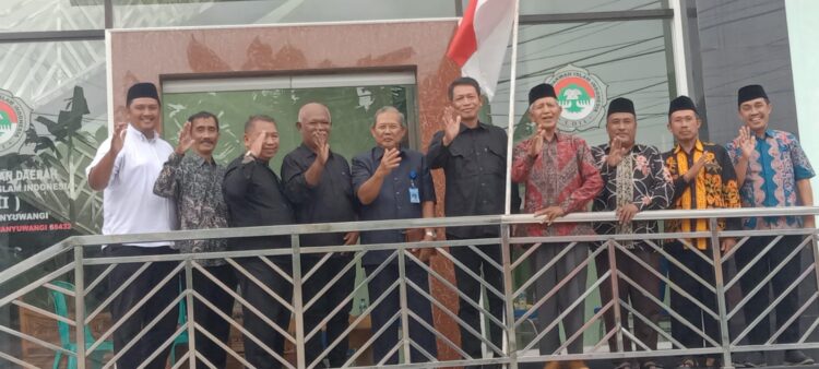 ldiidanbakesbangpolbanyuwangi | LDII JAWA TIMUR Kepala Bakesbangpol Kabupaten Banyuwangi Drs R Agus Mulyono SSos MSi bersama staf saat Road Show Kebangsaan di Kantor DPD LDII Banyuwangi Selasa 2712026 Foto Dok LINES Banyuwangi