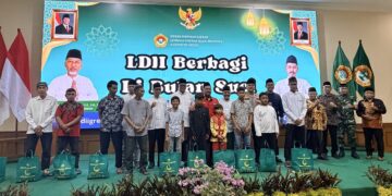 DPD LDII Gresik menyalurkan santunan kepada 1500 anak yatim dan dhuafa dalam kegiatan LDII Berbagi di Bulan Suci dihadiri Bupati dan Forkopimda Gresik Foto LINES Gresik
