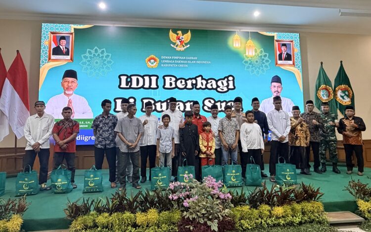 ldiigresiksantunianakyatimdandhuafadibulanramadan | LDII JAWA TIMUR DPD LDII Gresik menyalurkan santunan kepada 1500 anak yatim dan dhuafa dalam kegiatan LDII Berbagi di Bulan Suci dihadiri Bupati dan Forkopimda Gresik Foto LINES Gresik