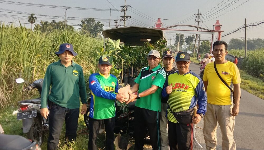 Muspika ormas dan warga Semboro bergotong royong menanam pohon buah di jalur lintas kabupaten sebagai aksi penghijauan dan kepedulian lingkungan Jumat 301 Foto Dok LINES Jember
