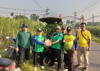 Muspika, ormas, dan warga Semboro bergotong royong menanam pohon buah di jalur lintas kabupaten sebagai aksi penghijauan dan kepedulian lingkungan, Jumat (30/1). Foto: Dok. LINES Jember