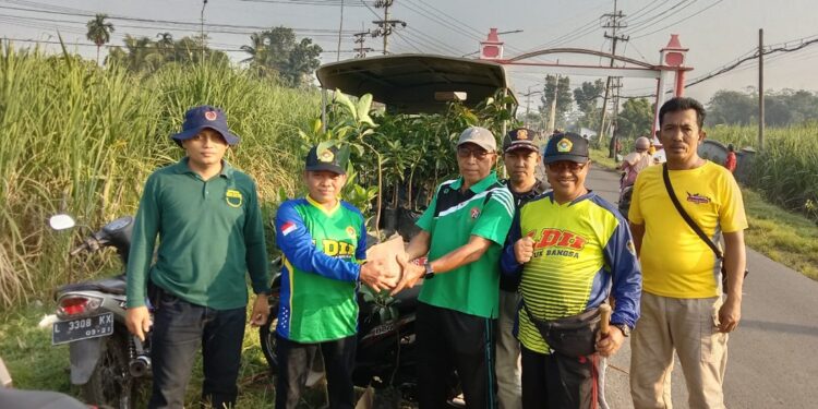 Muspika ormas dan warga Semboro bergotong royong menanam pohon buah di jalur lintas kabupaten sebagai aksi penghijauan dan kepedulian lingkungan Jumat 301 Foto Dok LINES Jember