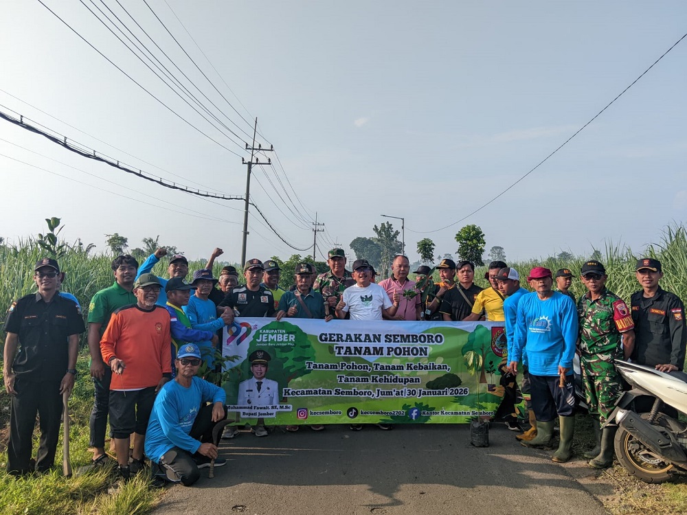 Muspika Kecamatan Semboro bersama ormas dan warga berfoto bersama usai aksi Gerakan Tanam Pohon di jalur lintas kabupaten sebagai upaya penghijauan dan pelestarian lingkungan Foto Dok LINES Jember