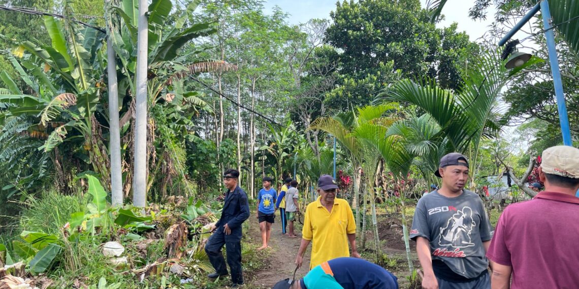 Warga LDII Karangwinongan bersama masyarakat Dusun Karangmenjangan menggelar kerja bakti membersihkan area makam umum di Mojoagung Jombang Minggu 152 pagi Dok LINES Jombang