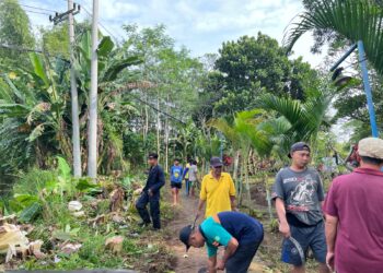Warga LDII Karangwinongan bersama masyarakat Dusun Karangmenjangan menggelar kerja bakti membersihkan area makam umum di Mojoagung, Jombang, Minggu (15/2) pagi. Dok: LINES Jombang.