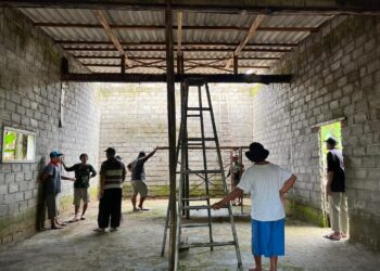 Pimpinan Anak Cabang (PAC) Lembaga Dakwah Islam Indonesia (LDII) Karangwinongan bersama masyarakat sekitar turun langsung dalam kerja bakti massal pembangunan Masjid Nur Hasan, di Dusun Karangmenjangan, Desa Karangwinongan, Kecamatan Mojoagung, Jombang. Dok: LINES Jombang.