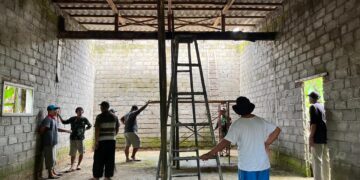 Pimpinan Anak Cabang PAC Lembaga Dakwah Islam Indonesia LDII Karangwinongan bersama masyarakat sekitar turun langsung dalam kerja bakti massal pembangunan Masjid Nur Hasan di Dusun Karangmenjangan Desa Karangwinongan Kecamatan Mojoagung Jombang Dok LINES Jombang