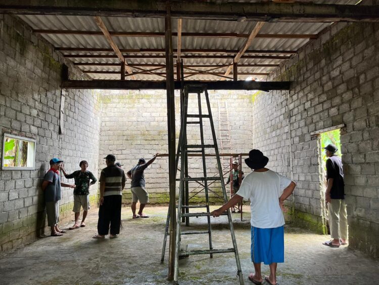Pimpinan Anak Cabang PAC Lembaga Dakwah Islam Indonesia LDII Karangwinongan bersama masyarakat sekitar turun langsung dalam kerja bakti massal pembangunan Masjid Nur Hasan di Dusun Karangmenjangan Desa Karangwinongan Kecamatan Mojoagung Jombang Dok LINES Jombang