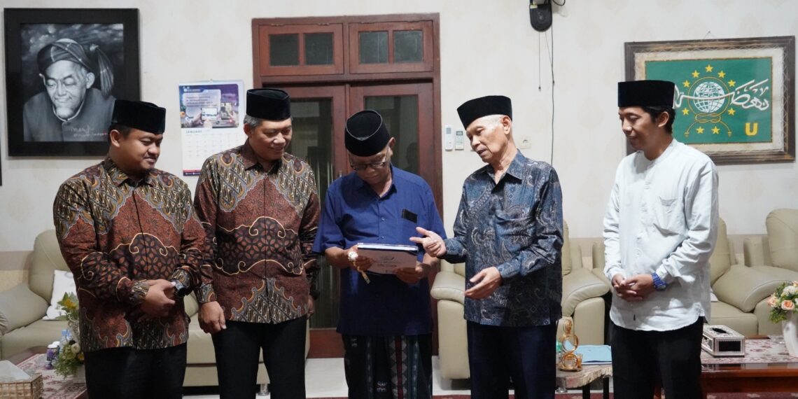 ldiikedirisilaturahimkeketummuipusat | LDII JAWA TIMUR Pimpinan Ponpes Wali Barokah dan LDII Kediri bersilaturahim ke Ketua Umum MUI KH Anwar Iskandar Gus War di Ponpes Al Amien Kediri Sabtu 2122026 Foto LINES Kediri