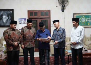 Pimpinan Ponpes Wali Barokah dan LDII Kediri bersilaturahim ke Ketua Umum MUI KH Anwar Iskandar (Gus War) di Ponpes Al Amien, Kediri, Sabtu (21/2/2026). Foto: LINES Kediri