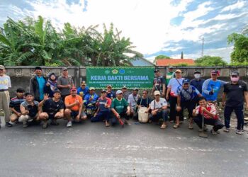 LDII bersama Forkopimcam, NU, dan Muhammadiyah kerja bakti di Jalan Makam Bahagia, Brondong, Lamongan, Jumat (13/2). Foto: LINES Lamongan.