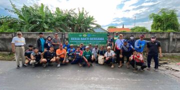 LDII bersama Forkopimcam NU dan Muhammadiyah kerja bakti di Jalan Makam Bahagia Brondong Lamongan Jumat 132 Foto LINES Lamongan