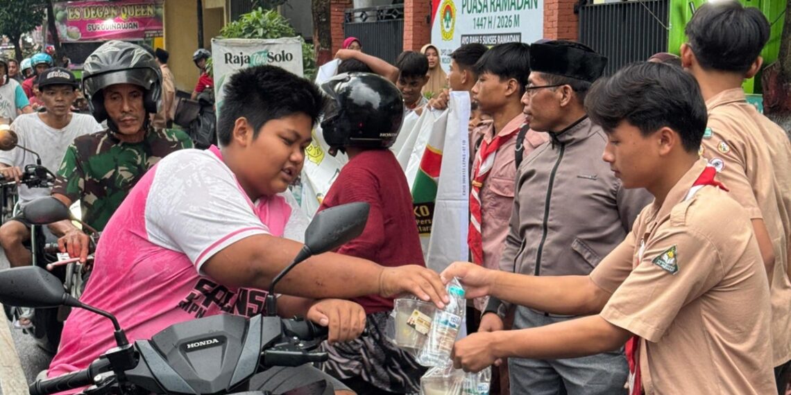 Pemuda LDII Mojokerto membagikan takjil kepada pengendara di Jalan Surodinawan saat Ramadan 1447 H Foto LINES Mojokerto