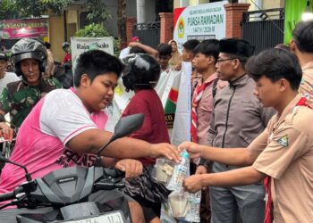Pemuda LDII Mojokerto membagikan takjil kepada pengendara di Jalan Surodinawan saat Ramadan 1447 H Foto LINES Mojokerto