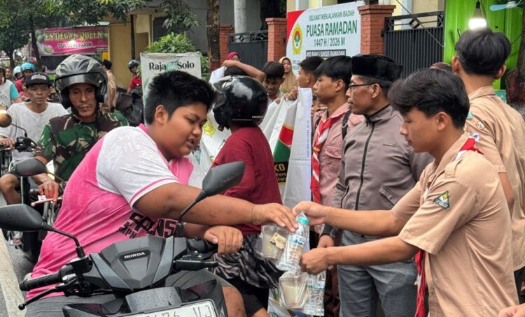 Pemuda LDII Mojokerto membagikan takjil kepada pengendara di Jalan Surodinawan saat Ramadan 1447 H Foto LINES Mojokerto