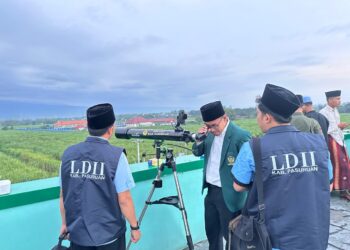 Tim LDII Kabupaten Pasuruan melakukan rukyatul hilal menggunakan teleskop untuk menentukan awal Ramadan 2026. Foto: LINES Pasuruan