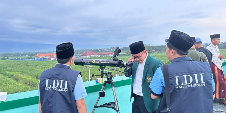 ldiipasuruanlakukanrukyatulhilal1ramadan1447h | LDII JAWA TIMUR Tim LDII Kabupaten Pasuruan melakukan rukyatul hilal menggunakan teleskop untuk menentukan awal Ramadan 2026 Foto LINES Pasuruan