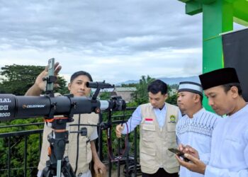 LDII Ponorogo bersama Kemenag dan ormas Islam memantau hilal awal Ramadan 1447 H di Ponpes Al Islam Joresan, Mlarak, Selasa (17/2). Foto: LINES Ponorogo