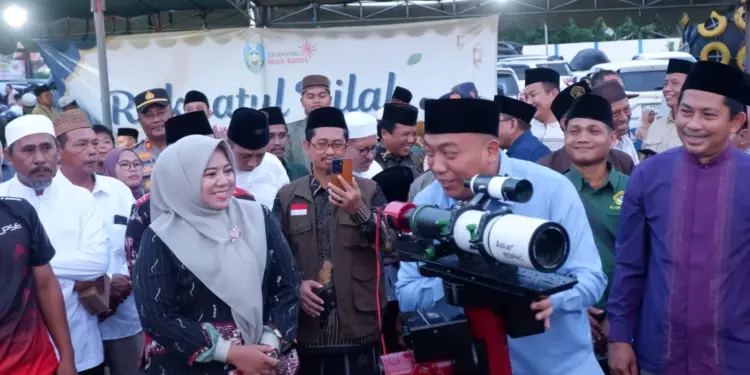 Rukyatul hilal di Situbondo dihadiri Bupati Yusuf Rio Wahyu Prayogo Wakil Bupati Ulfiyah jajaran Kemenag serta perwakilan ormas keagamaan termasuk LDII saat pemantauan hilal penentuan 1 Ramadhan 1447 H di Pelabuhan Kalbut Kecamatan Mangaran Selasa 1722026 Foto Dok LINES Situbondo