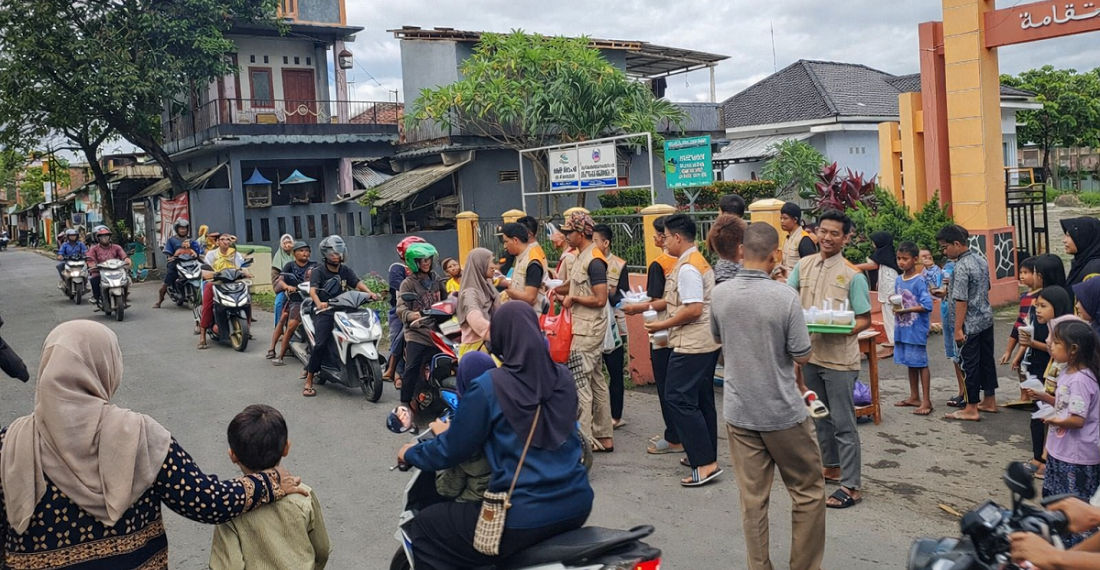 LDII Kabupaten Tegal membagikan takjil kepada pengendara jelang berbuka puasa Jumat 2022026 Foto LINES Tegal