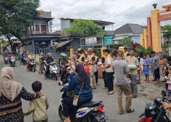 LDII Kabupaten Tegal membagikan takjil kepada pengendara jelang berbuka puasa, Jumat (20/2/2026). Foto: LINES Tegal