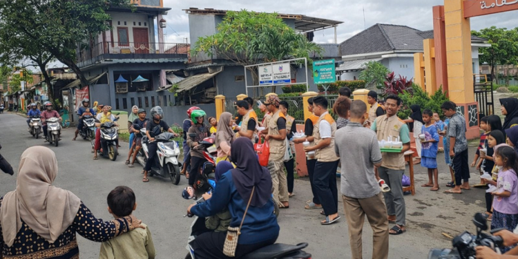 ldiitegalbagikantakjiljelangberbukapuasa | LDII JAWA TIMUR LDII Kabupaten Tegal membagikan takjil kepada pengendara jelang berbuka puasa Jumat 2022026 Foto LINES Tegal