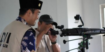 Petugas rukyatul hilal LDII Jember melakukan pemantauan awal Ramadan 1447 H menggunakan teleskop di Pantai Pancer Selasa 172 Namun hilal tidak terlihat karena tertutup awan tebal saat proses pengamatan berlangsung Foto LINES Jember