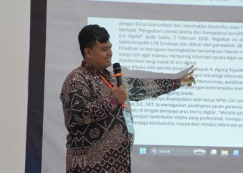 Reporter LDII News Network (LINES), Faqihu Sholeh, menyampaikan materi pelatihan jurnalistik LDII Jawa Timur, Sabtu (7/2), di Gedung Serba Guna Sabilurrosyidin, Surabaya. Foto: DOk. LINES Jatim